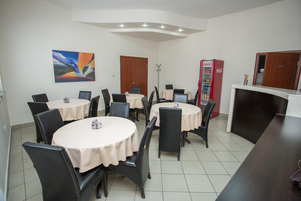 Sin-Kom Hotel Garni Пирот Экстерьер фото
