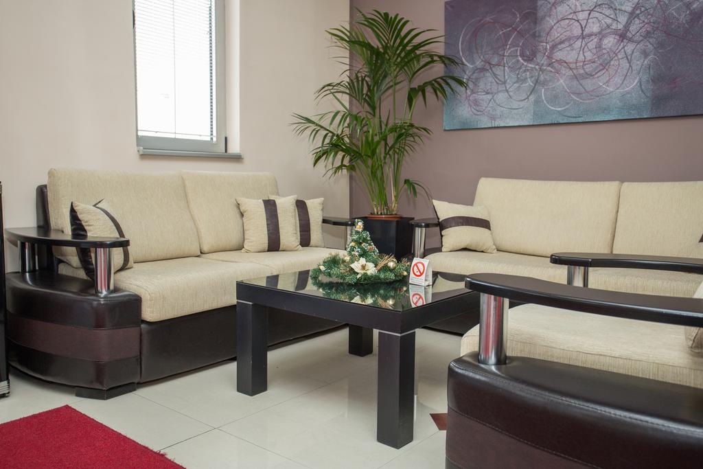 Sin-Kom Hotel Garni Пирот Экстерьер фото