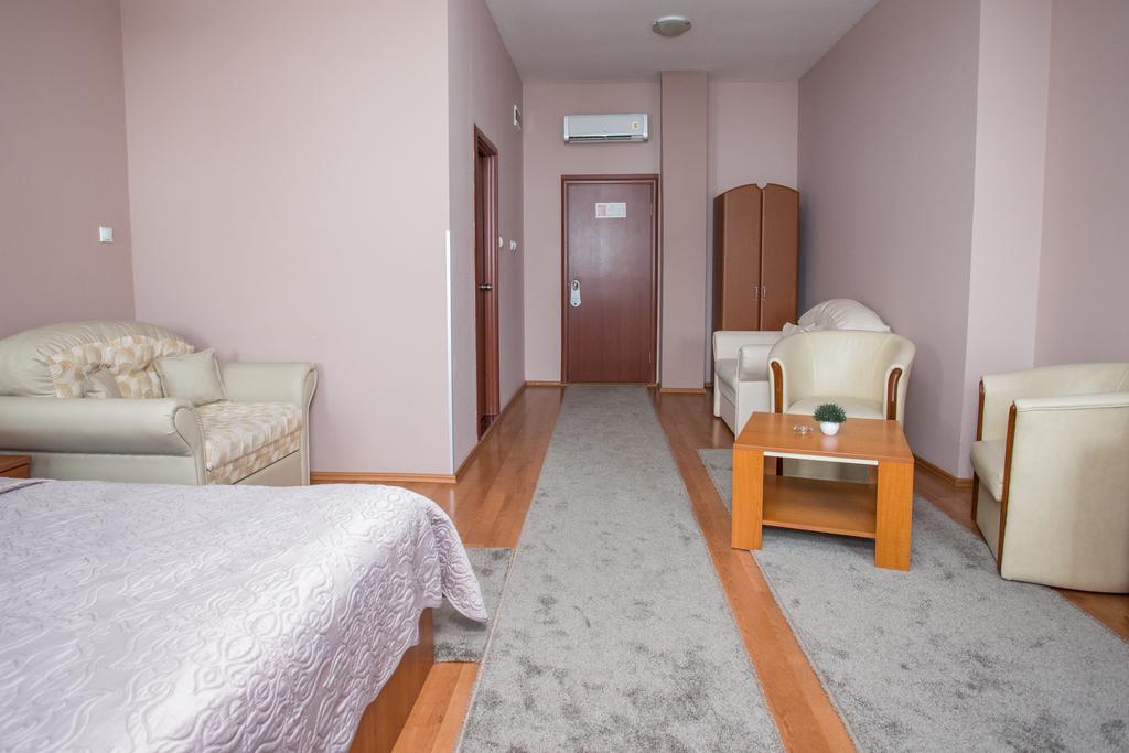 Sin-Kom Hotel Garni Пирот Экстерьер фото