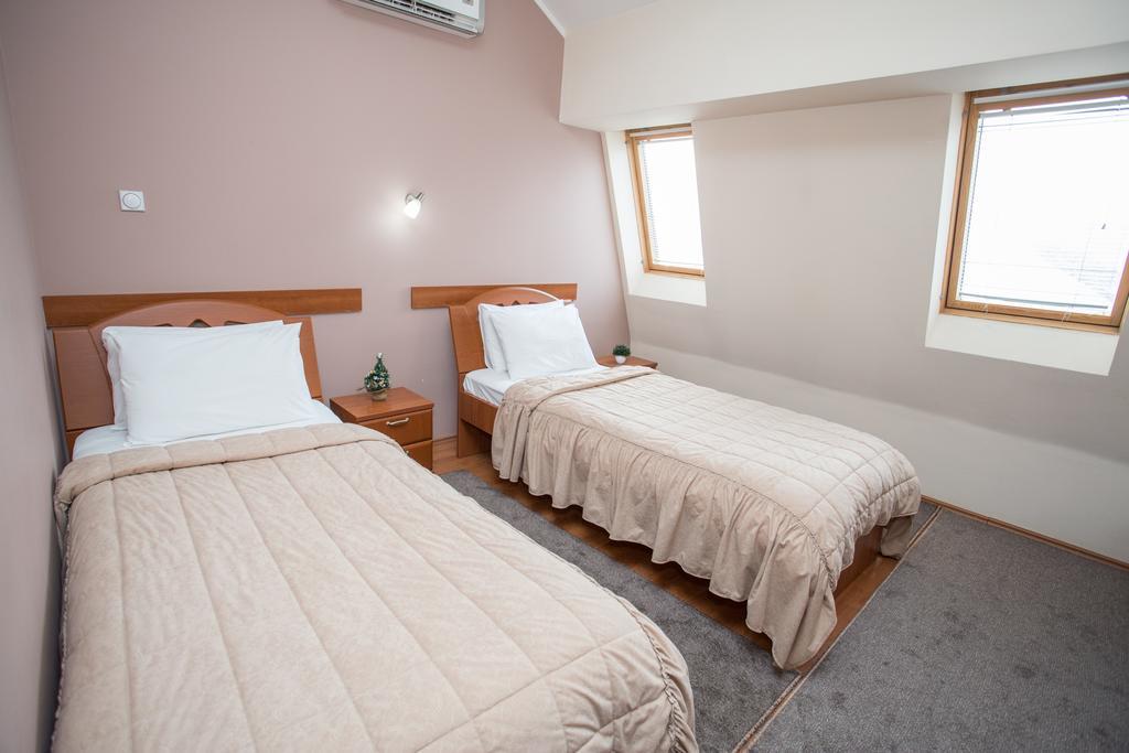Sin-Kom Hotel Garni Пирот Номер фото