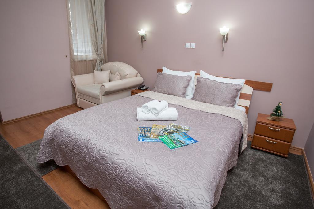 Sin-Kom Hotel Garni Пирот Экстерьер фото