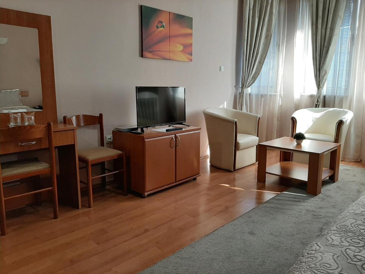 Sin-Kom Hotel Garni Пирот Экстерьер фото