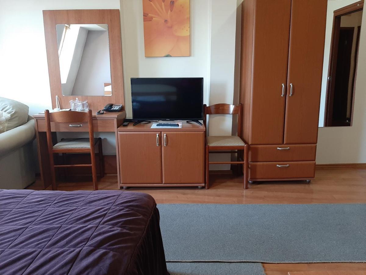 Sin-Kom Hotel Garni Пирот Экстерьер фото